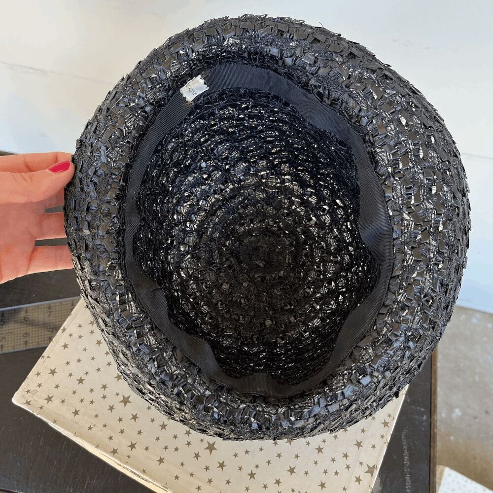 VTG 50s Derby Hat Black Straw Cloche Church Elegant Minimalist Chic VTG - Picture 8 of 13